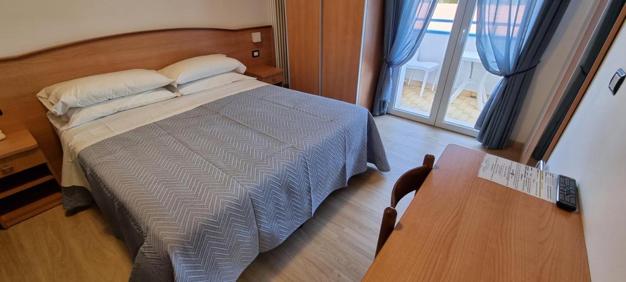 Hotel Mare Blu -- Boutique Пинето Екстериор снимка
